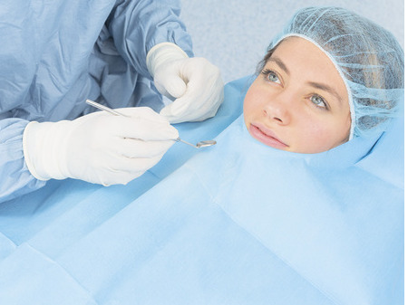 EURONDA Chirurgická zástěra pro pacienty s výřezem na ústa do U, 100 x 150 cm (270209)
